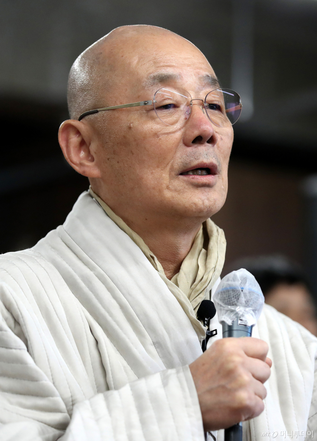 (서울=뉴스1) = 대한불교조계종 종단 개혁을 주도했던 전 봉은사 주지 명진스님이 22일 오전 제주에서 입적했다. 세수 76세, 법랍 52년. 사진은 지난 2023년 제적 철회 소송 기자간담회에서 발언하는 명진스님. /사진=(서울=뉴스1)