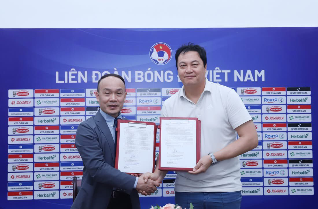 베트남 축구 대표팀 골키퍼 코치로 활동 중인 이운재(오른쪽) 코치. /사진=베트남축구협회 제공