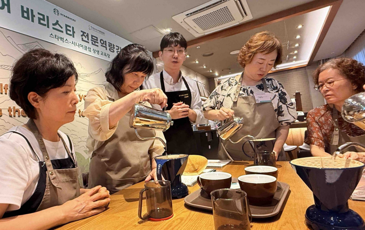 지난 20일 경기도 군포시에 위치한 스타벅스 상생 교육장에서 스타벅스 파트너가 어르신들을 대상으로 바리스타 교육을 진행하고 있는 모습./사진제공=스타벅스 코리아