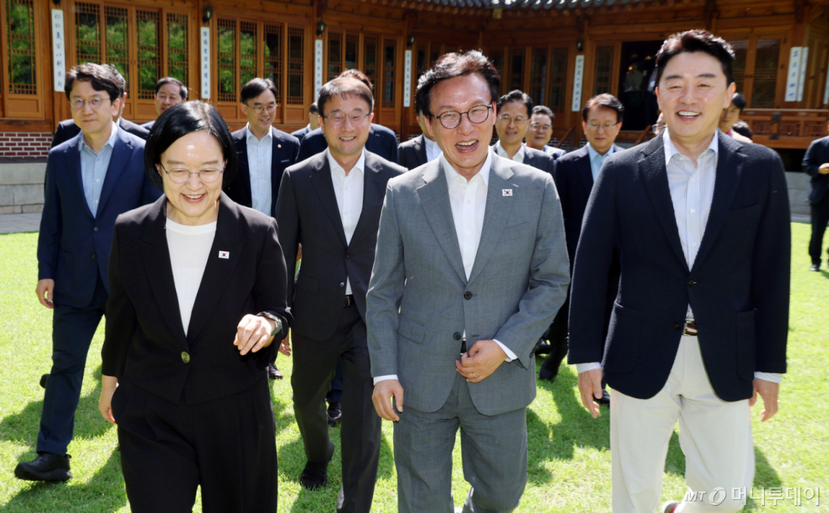 [서울=뉴시스] 최동준 기자 = 한성숙 국무총리, 김민석 더불어민주당 대표, 강훈식 대통령 비서실장 등이 23일 서울 종로구 삼청동 총리공관에서 열린 고위 당정협의회에 참석해 기념 촬영을 마친 후 이동하고 있다. (공동취재) 2026.08.23. photocdj@newsis.com /사진=조성봉