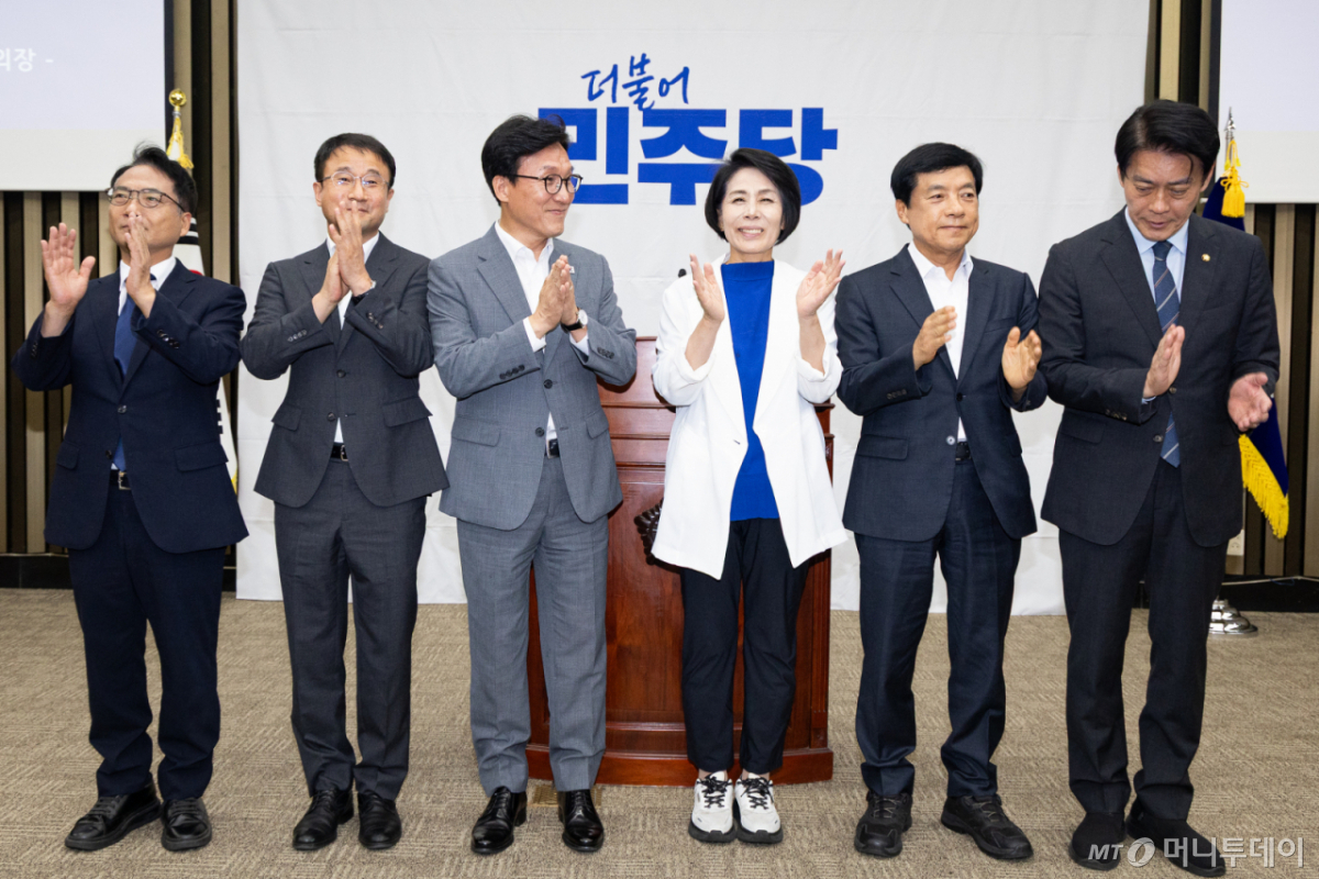 (서울=뉴스1) 유승관 기자 = 김민석 더불어민주당 대표를 비롯한 신임 지도부가 20일 서울 여의도 국회에서 열린 의원총회에서 의원들을 향해 인사하고 있다. 왼쪽부터 박선원 최고위원, 한병도 원내대표, 김 대표, 최민희, 이성윤, 한민수 최고위원. 2026.8.20/뉴스1  Copyright © 뉴스1. All rights reserved. 무단 전재 및 재배포,  AI학습 이용 금지. /사진=(서울=뉴스1) 유승관 기자