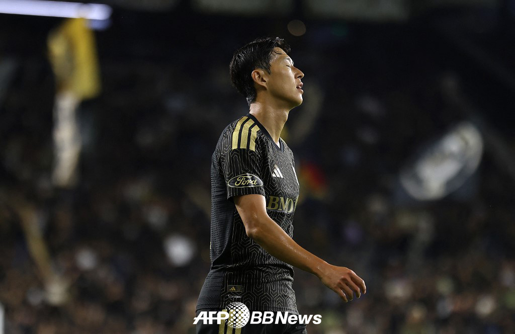 아쉬워하고 있는 LAFC 손흥민. /AFPBBNews=뉴스1