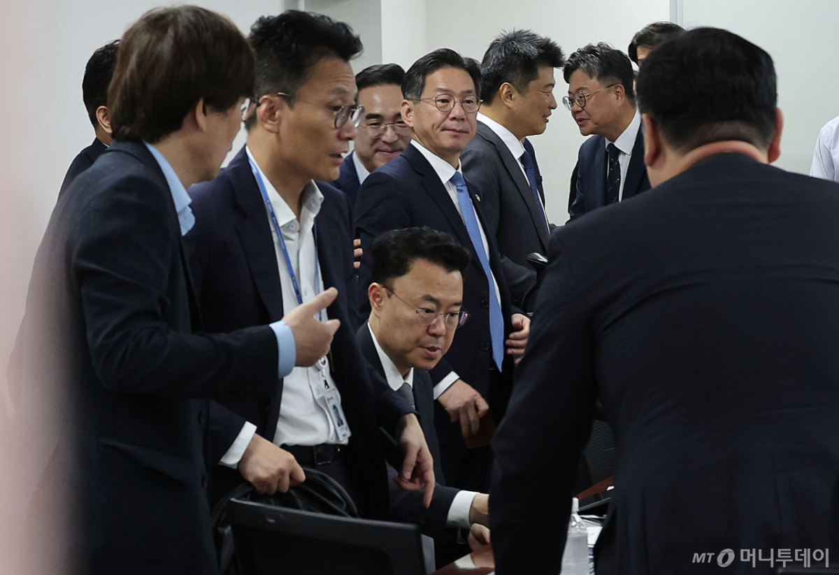 [서울=뉴시스] 최진석 기자 = 박홍근 기획예산처 장관이 21일 여의도 국회 의원회관에서 열린 반도체 호황 등 추가 세수를 바탕으로 한 미래대응기금 조성 관련 당정협의에 참석하고 있다. 2026.08.21. myjs@newsis.com /사진=최진석