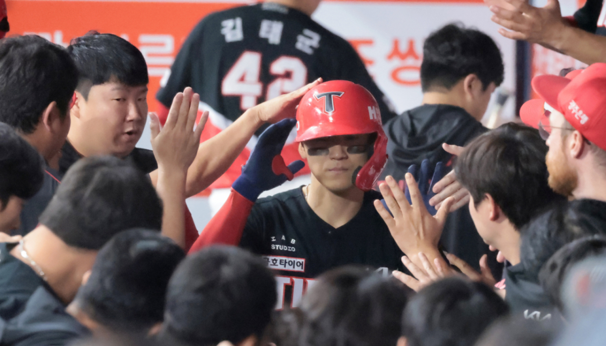 기아 3번타자 김도영이 23일 고척스카이돔에서 열린 2026KBO리그 키움히어로즈와 KIA타이거즈 경기 3회초 1사 후 전준표를 상대로 중월 솔로홈런을 터트리고 홈인하고 있다. 시즌 38호홈런이다. 2026.08.23. /사진=강영조 cameratalks@