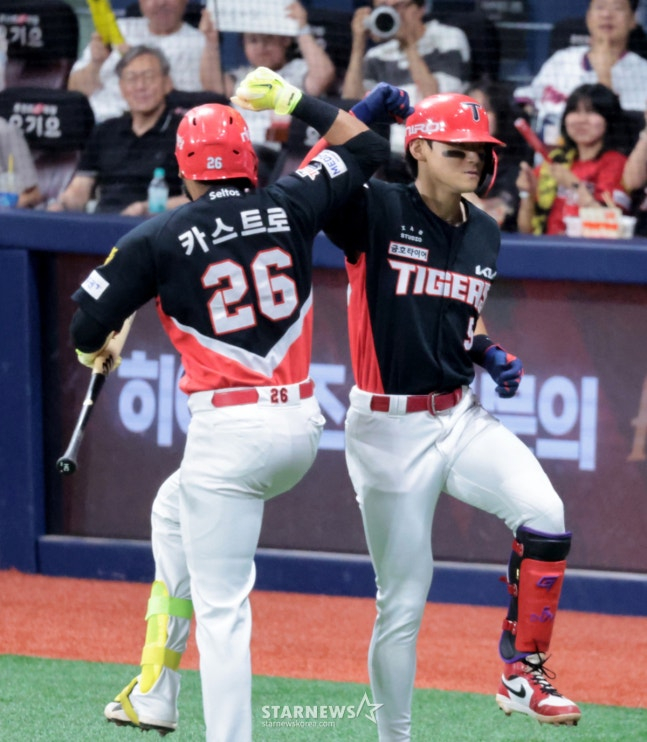 38호 홈런 직후 세리머니를 펼치는 김도영(오른쪽)과 카스트로. /사진=강영조 선임기자