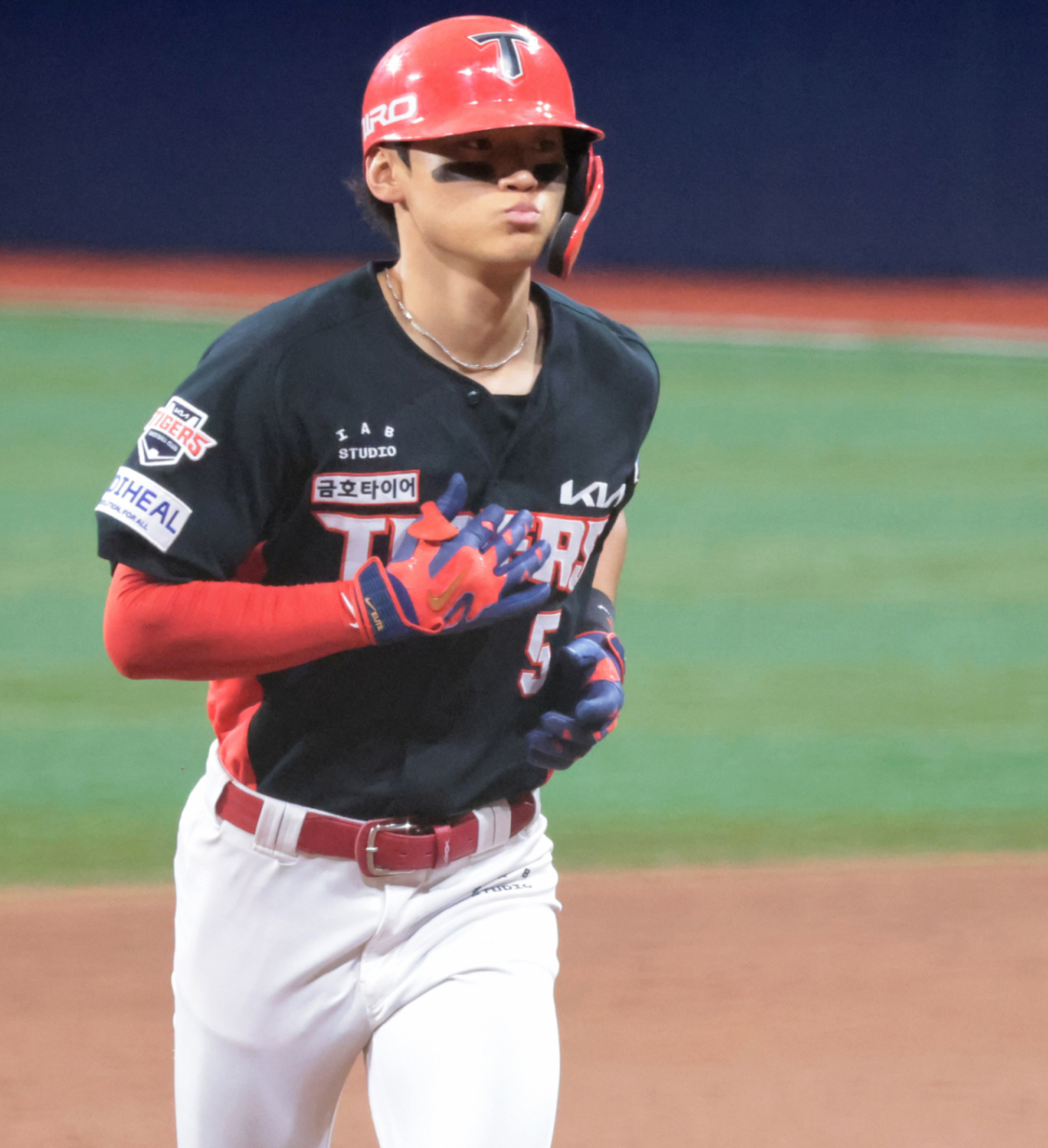 기아 3번타자 김도영이 23일 고척스카이돔에서 열린 2026KBO리그 키움히어로즈와 KIA타이거즈 경기 3회초 1사 후 전준표를 상대로 중월 솔로홈런을 터트리고 홈인하고 있다. /사진=강영조 cameratalks@