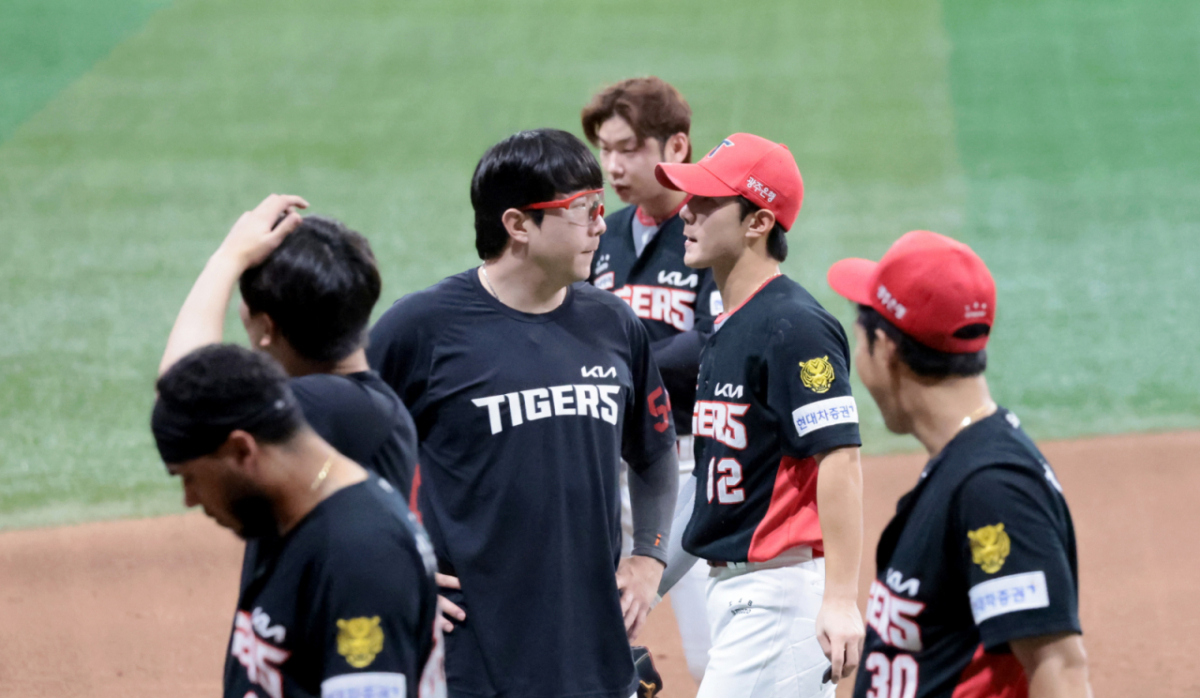 양현종 등 기아 선수들이 아쉬운 발걸음을 옮기고 있다. . 2026.08.23. /사진=강영조 cameratalks@