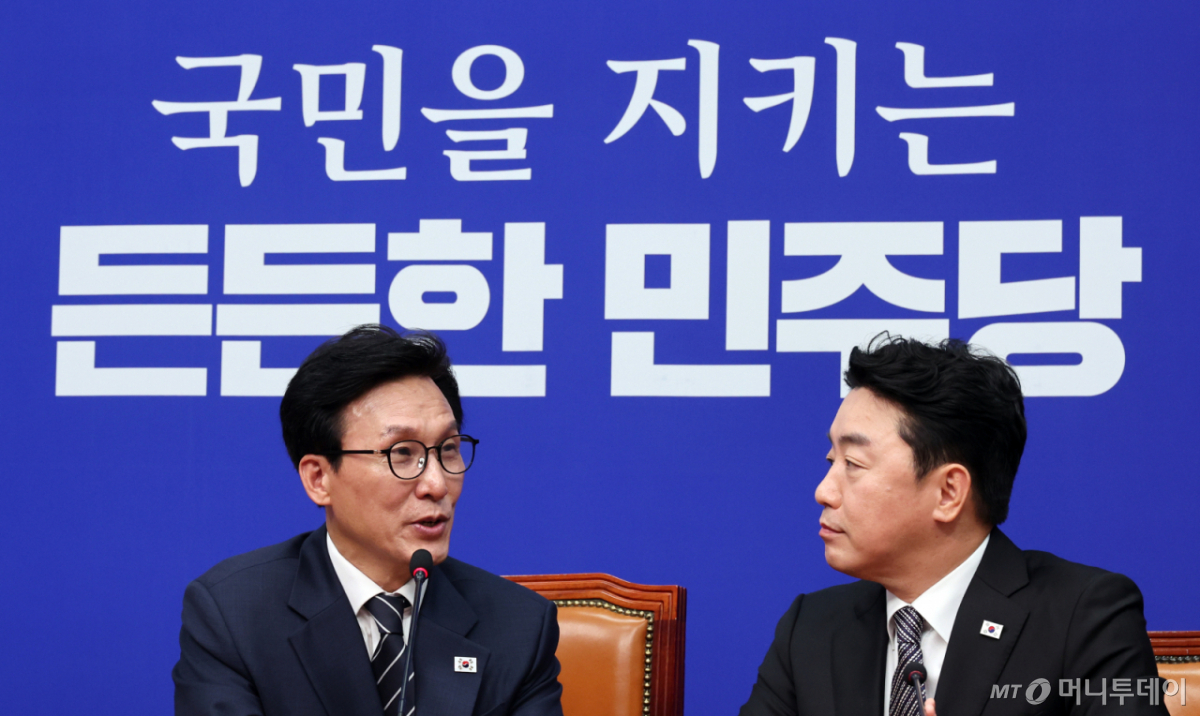[서울=뉴시스] 최진석 기자 = 김민석(왼쪽) 더불어민주당 대표가 18일 여의도 국회에서 강훈식 대통령비서실 비서실장과 접견하며 발언하고 있다. 2026.08.18. myjs@newsis.com /사진=최진석