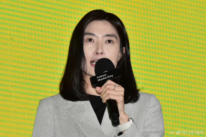 정신아 카카오 대표가 4일 서울 중구 소공동 더 플라자 호텔에서 진행된 카카오 미디어 데이(KaKao Media Day)에 참석, 키노트를 갖고 있다. 이날 카카오는 인공지능(AI) 분야 선도 기업인 오픈AI(OpenAI)와 전략적 제휴(Strategic Collaboration) 체결에 대한 공동 기자간담회를 개최했으며, 간담회 현장에는 정신아 카카오 대표와 샘 알트만 오픈AI 최고경영자(CEO)가 직접 참석해 양사의 협력 방향성을 공유했다. 오픈AI와의 전략적 제휴는 국내에서 카카오가 처음으으로 보다 많은 이용자들이 AI 서비스를 쉽게 사용할 수 있도록 하는 데 초점을 맞춰 ▲AI 서비스 고도화를 위한 기술 협력 ▲공동 상품 개발을 추진할 예정으로 알려졌다. /사진=임한별(머니S)
