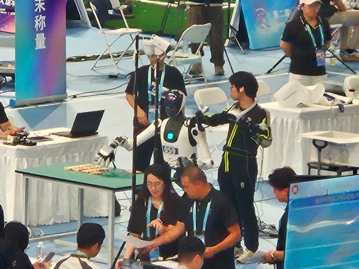 2026년 8월 23일 중국 베이징 국가스피드스케이팅관에서 열린 제2회 세계 휴머노이드 로봇 운동회 로봇 손 기술 평가종목에 참가한 로봇이 블록을 옮기고 있다./사진=안정준 특파원