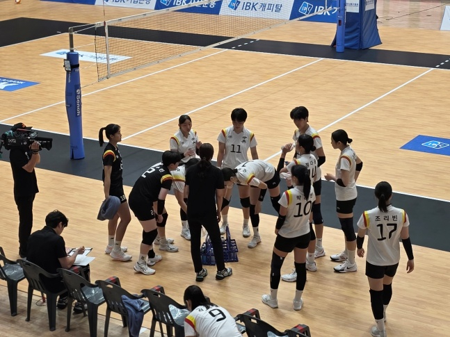 중앙여고 장윤희 감독(가운데 검은색 티)이 지난 6일 충북 제천실내체육관에서 열린 2026 IBK기업은행배 전국중고배구대회 18세 이하 여자부 선명여고와 결승전에서 1세트를 내준 후 작전 타임을 가지고 있다. 이때 장윤희 감독은 "그냥 막혀도 되니까 자신 있게 때려"라고 주문했고, 중앙여고는 이후 세 세트를 내리 따내며 우승을 차지했다. /사진=김동윤 기자