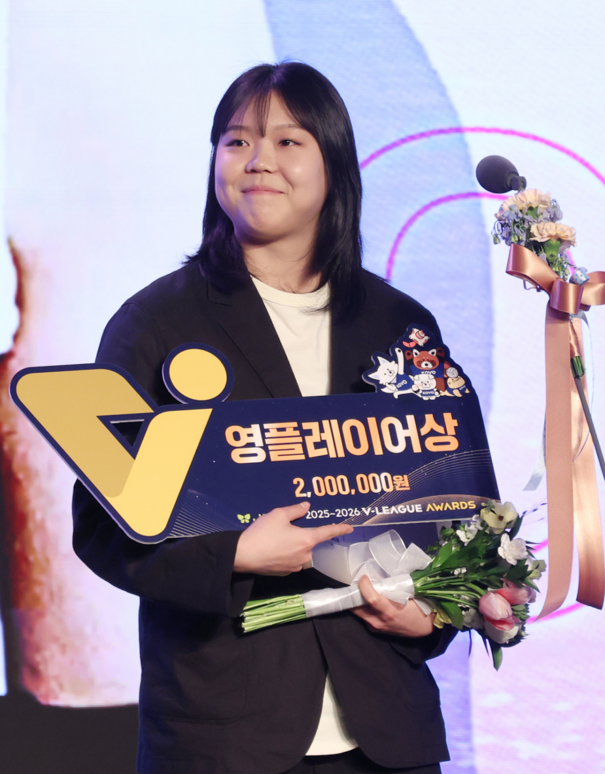 중앙여고 출신 이지윤(한국도로공사)이 2025~2026 V-리그 영플레이어상을 수상한 후 소감을 밝히고 있다. /사진=김진경 대기자