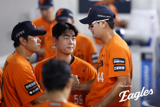 한화 김서현(맨 오른쪽)이 23일 대전 LG전에서 내려온 뒤 박승민 투수코치(왼쪽), 포수 허인서와 이야기하고 있다. /사진=한화 이글스 제공