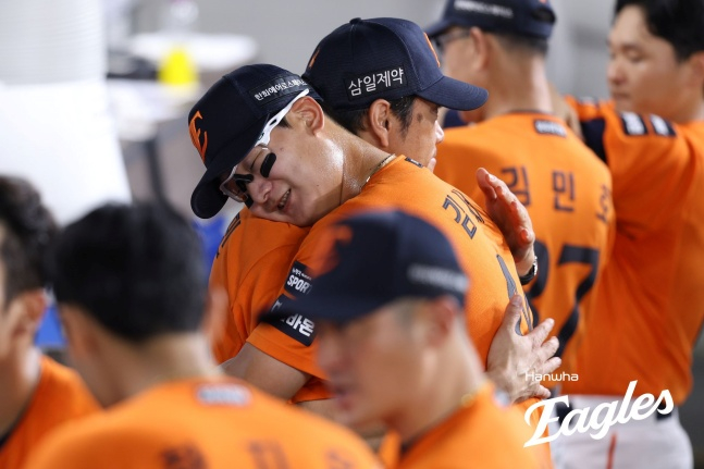 한화 김서현(맨 오른쪽)이 23일 대전 LG전에서 내려온 뒤 박승민 투수코치(왼쪽)와 포옹했다. /사진=한화 이글스 제공