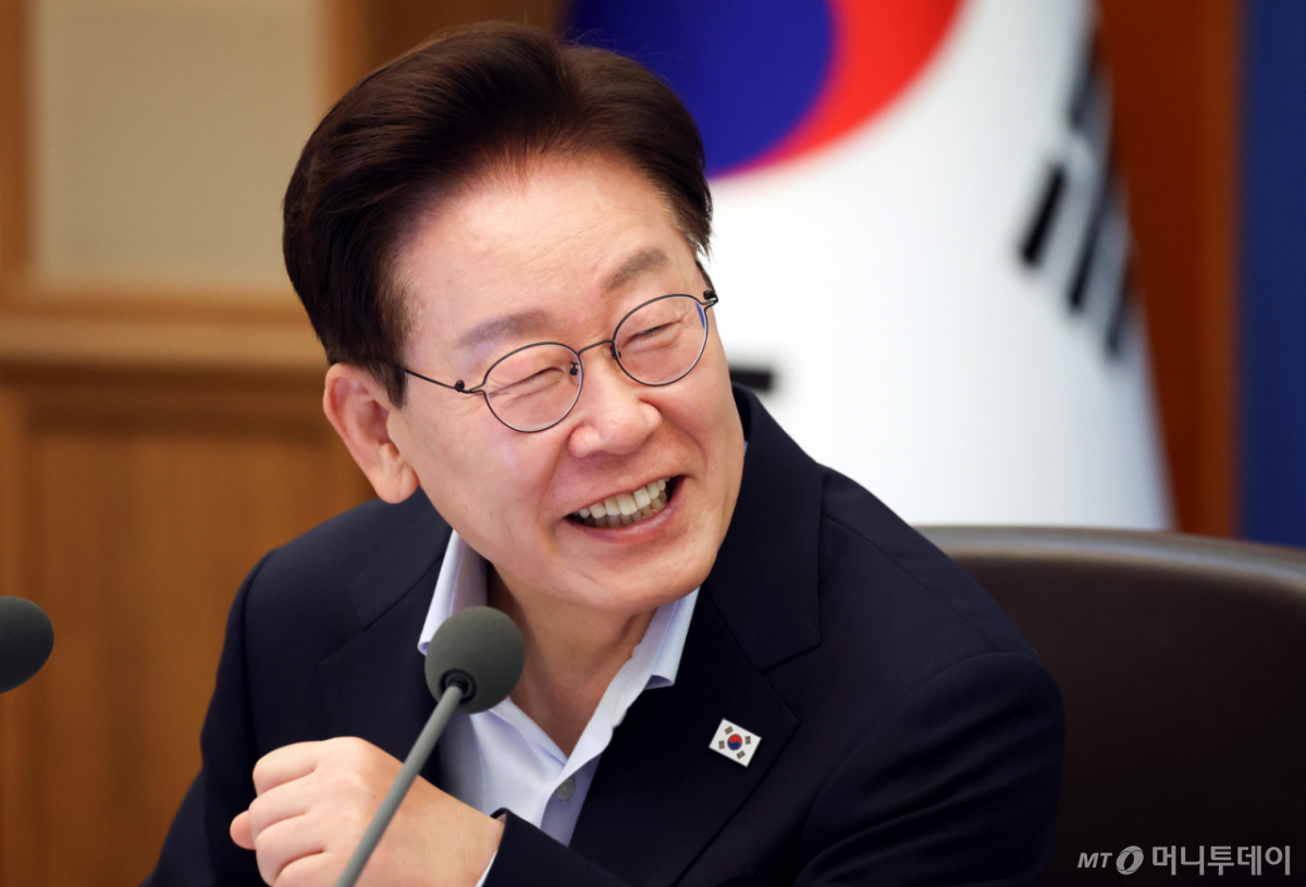 [서울=뉴시스] 김진아 기자 = 이재명 대통령이 21일 청와대에서 열린 국무회의에서 발언 중 미소짓고 있다.(청와대통신사진기자단) 2026.07.21. bluesoda@newsis.com /사진=