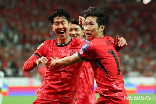 지난 2024년 6월 2026 국제축구연맹(FIFA) 북중미 월드컵 아시아 지역 2차 예선 조별리그 C조 6차전 한국과 중국의 경기, 후반 팀의 첫 골을 넣은 한국 이강인이 손흥민과 기뻐하고 있다. /사진=뉴시스