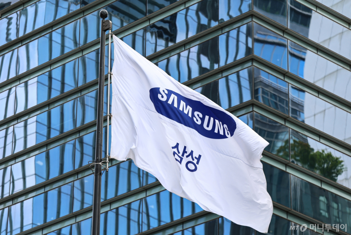 (서울=뉴스1) 김도우 기자 = 삼성전자가 인공지능(AI) 메모리 수요 확대에 힘입어 올해 2분기 역대 최대 실적을 기록했다. 삼성전자는 올해 2분기 연결 기준 영업이익이 89조 5000억 원, 매출 171조 5000억 원을 기록했다고 30일 공시했다. 이는 전년 동기 대비 각각 1813.8%, 130.0% 늘어난 규모다. 사진은 이날 서울 서초구 삼성전자 서초사옥. 2026.7.30/뉴스1 Copyright © 뉴스1. All rights reserved. 무단 전재 및 재배포, AI학습 이용 금지. /사진=(서울=뉴스1) 김도우 기자