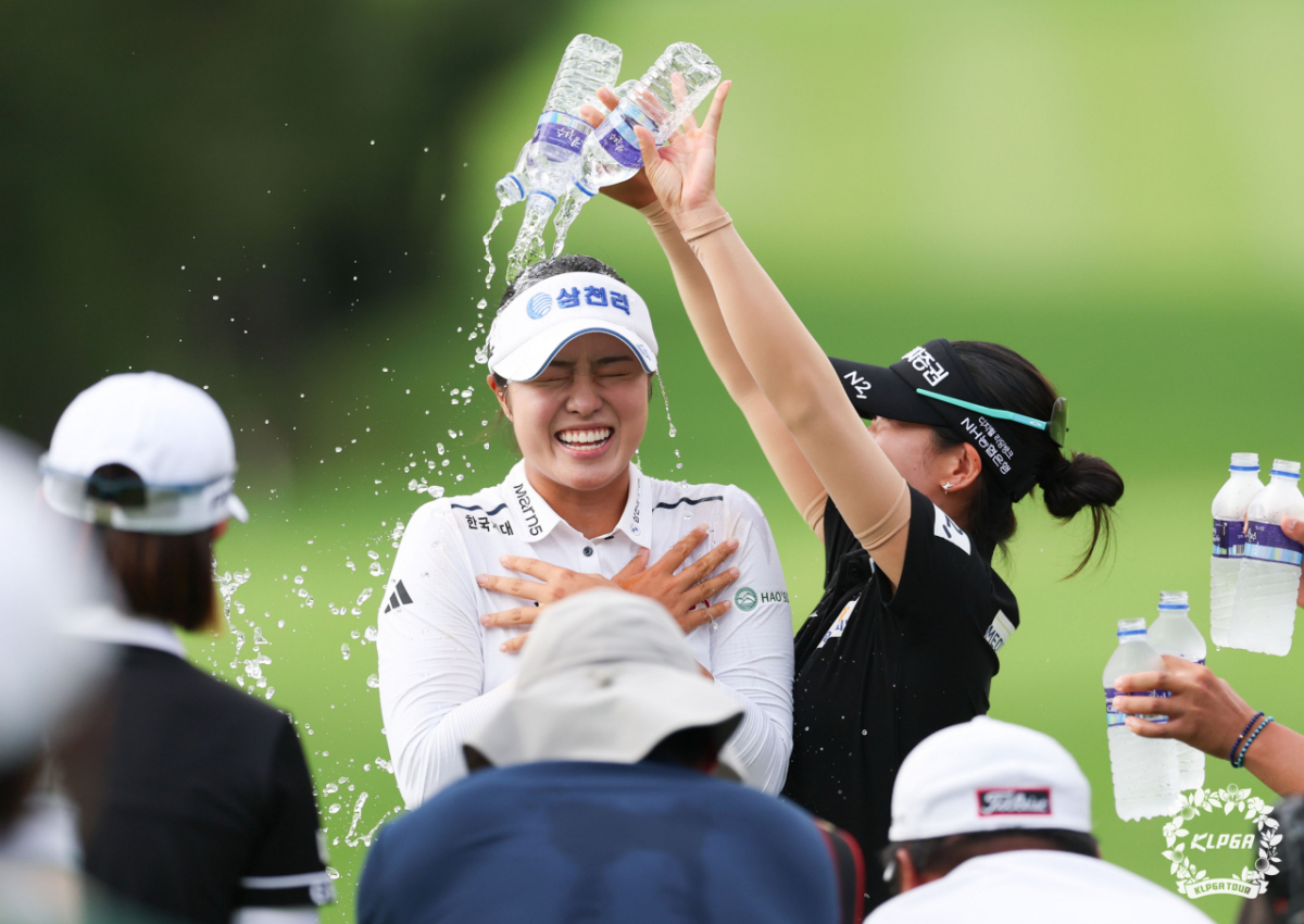 서교림(가운데)이 우승 확정 후 축하 물세례를 받고 있다. /사진=KLPGA 제공