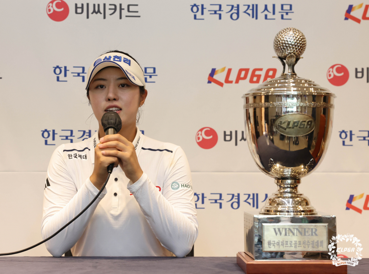 서교림이 우승 후 인터뷰에서 마이크를 잡고 발언하고 있다. /사진=KLPGA 제공