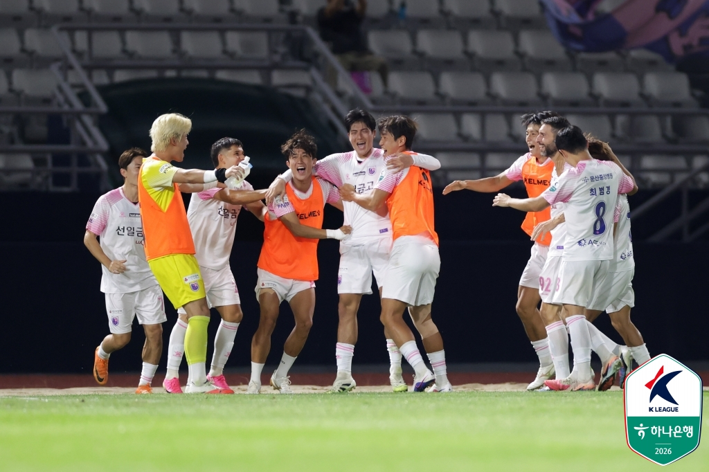 선제골 후 기뻐하는 파주 프런티어 선수들. /사진=한국프로축구연맹 제공