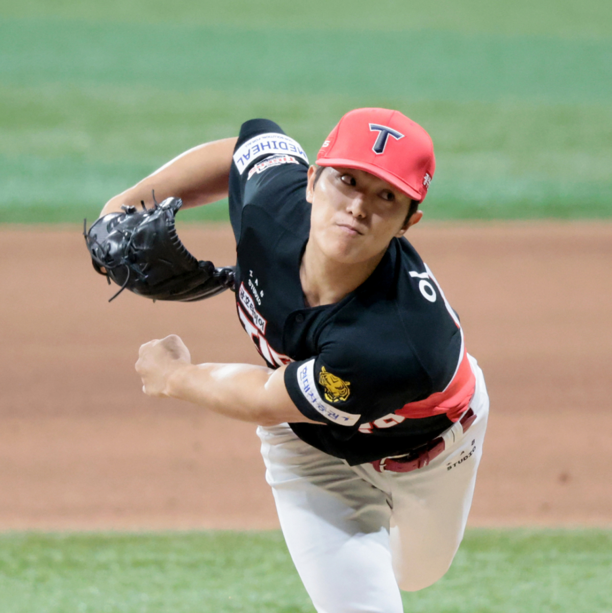 기아 좌완불펜 이의리가 23일 고척스카이돔에서 열린 2026KBO리그 키움히어로즈와 KIA타이거즈 경기 9회초 2사 만루에서 김재현에게 끝내기 만루홈런을 허용하고 있다. .  2026.08.23.                 기아 좌완불펜 이의리가 23일 고척스카이돔에서 열린 2026KBO리그 키움히어로즈와 KIA타이거즈 경기 9회초 2사 만루에서 김재현에게 끝내기 만루홈런을 허용하고 있다. .  2026.08.23. /사진=강영조 cameratalks@