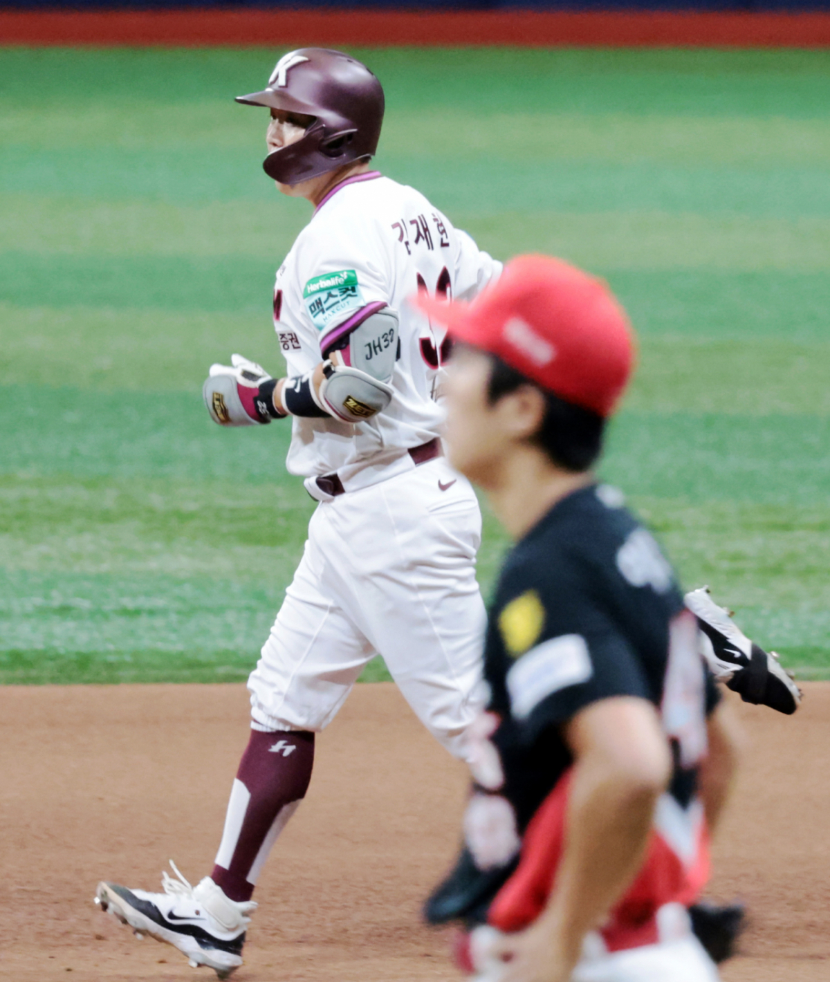 키움 6번타자 김재현이 23일 고척스카이돔에서 열린 2026KBO리그 키움히어로즈와 KIA타이거즈 경기 9회말 2사 만루에서 기아 좌완투수 이의리를 상대로 좌월 끝내기 만루홈런을 터트리며 키움에 승리를 안겼다.  7-2로 리드하던 기아는 9회초 이태양에 이어 이의리가 무너지며 끝내기만루홈런을 허용하며 다 잡은 승리를 날렸다. .  2026.08.23.  키움 6번타자 김재현이 23일 고척스카이돔에서 열린 2026KBO리그 키움히어로즈와 KIA타이거즈 경기 9회말 2사 만루에서 기아 좌완투수 이의리를 상대로 좌월 끝내기 만루홈런을 터트리며 키움에 승리를 안겼다.  7-2로 리드하던 기아는 9회초 이태양에 이어 이의리가 무너지며 끝내기만루홈런을 허용하며 다 잡은 승리를 날렸다. .  2026.08.23. /사진=강영조 cameratalks@