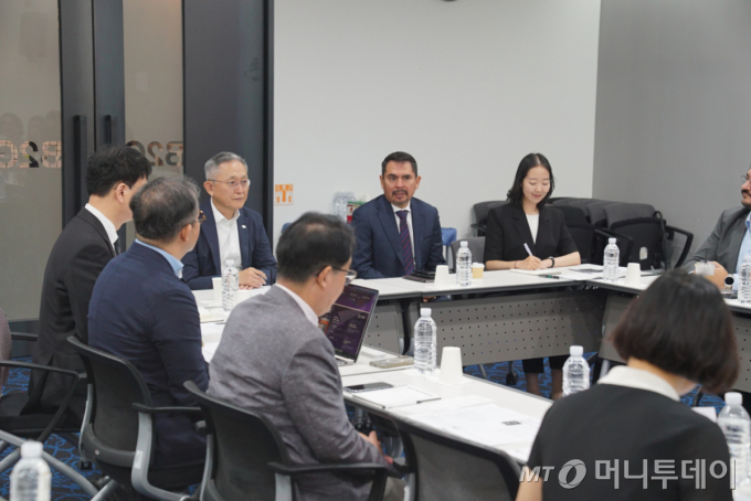 오스카르 프레디 곤살레스 ALCE 사무총장(오른쪽 2번째)이 지난 21일 경기 성남시의 스타트업캠퍼스에서 열린 'K-우주포럼·ALCE 오픈 라운드테이블'에서 한국 스타트업과의 전략적 동맹 필요성에 대해 설명하고 있다. /사진 제공=GDIN