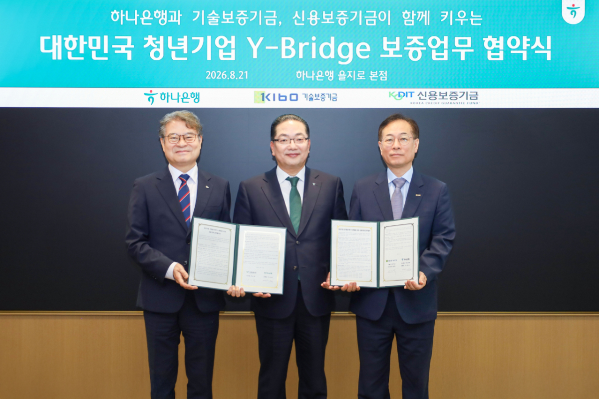 (오른쪽부터) 권형택 기보 이사장, 이호성 하나은행장, 강승준 신용보증기금 이사장이 업무협약식에서 기념촬영을 하고 있다./사진=기보 제공.