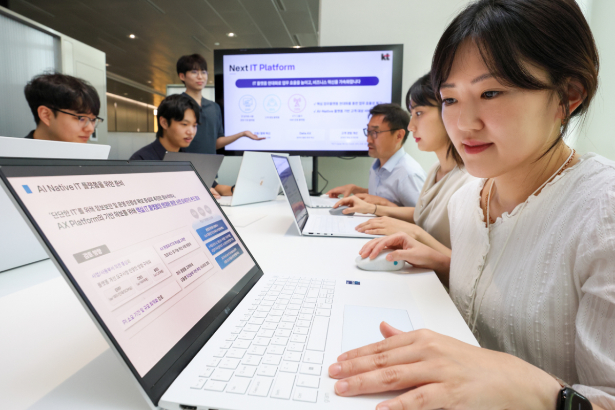 KT 직원들이 ‘Next IT Platform’ 기반의 핵심 업무 플랫폼 현대화 방향에 대해 논의하고 있다./사진 제공=KT