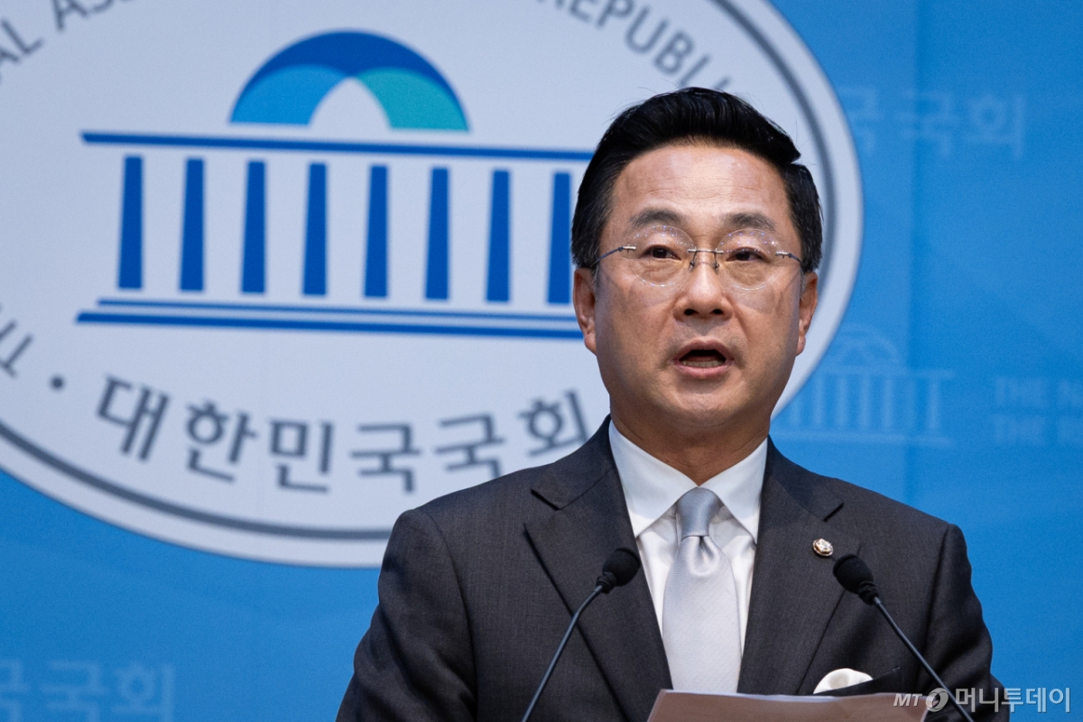 (서울=뉴스1) 유승관 기자 = 박성준 더불어민주당 수석대변인이 23일 서울 여의도 국회 소통관에서 제10차 고위당정협의회 결과 브리핑을 하고 있다. 2026.8.23/뉴스1 Copyright © 뉴스1. All rights reserved. 무단 전재 및 재배포, AI학습 이용 금지. /사진=(서울=뉴스1) 유승관 기자