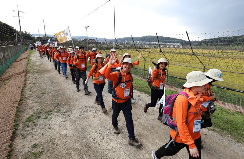 2024년 경기 파주시 임진각 평화누리공원에서 DMZ(비무장지대) 자유·평화 대장정 참가자들이 출정식을 마치고 민북지역 생태탐방로를 따라 걷고 있다. / 사진 = 뉴스1