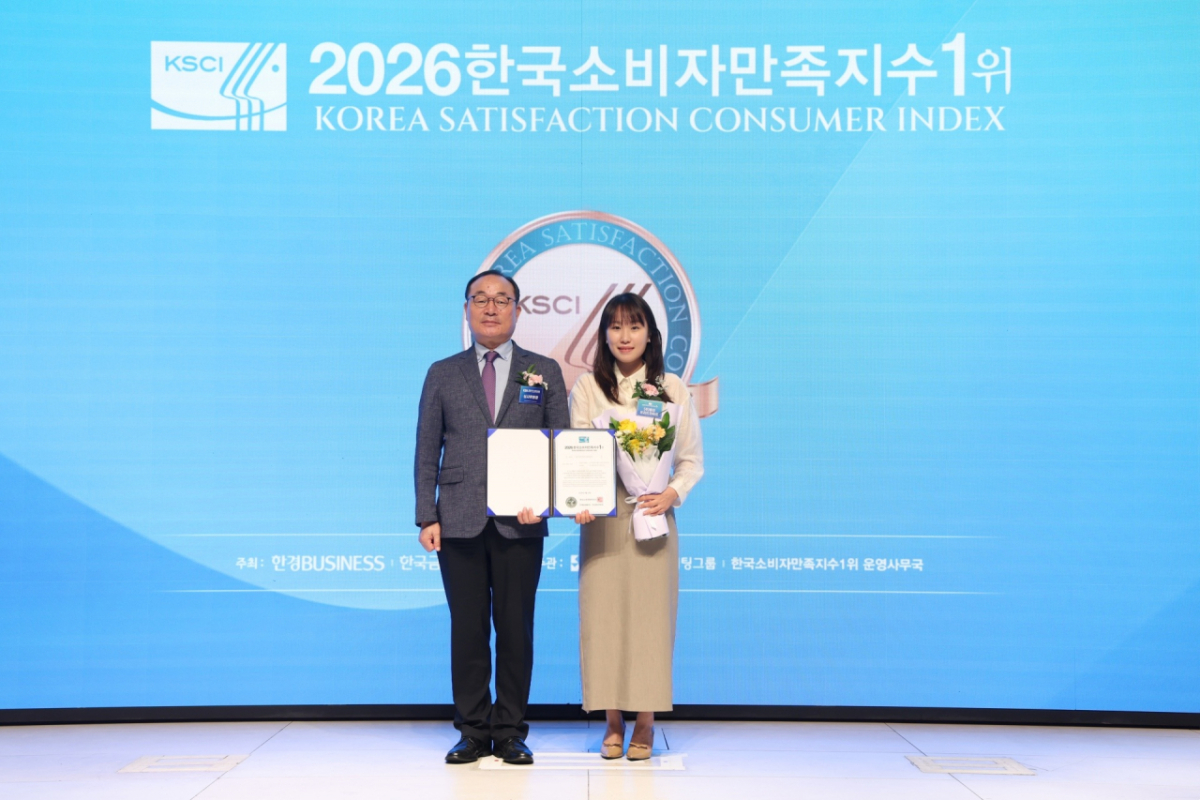 왼쪽부터 경희대 경영대학원 김홍유 교수, 웅진프리드라이프 커뮤니케이션팀 한빛나 팀장/사진=웅진프리드라이프