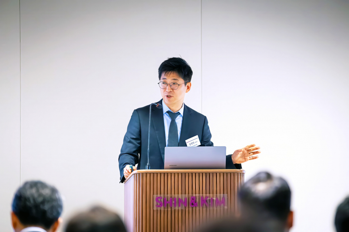 법무법인 세종의 길영민 변호사가 '해외법인 임직원의 비위행위 사례와 리스크 관리 방안' 세미나에서 발표하는 모습./사진제공=법무법인 세종