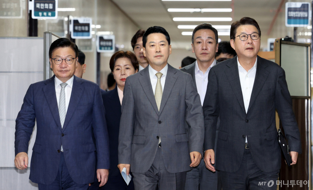 [서울=뉴시스] 고범준 기자 = 장동혁 국민의힘 대표와 정점식 원내대표 등 지도부가 24일 서울 여의도 국회에서 열린 최고위원회의에 참석하고 있다. 2026.08.24. bjko@newsis.com /사진=고범준