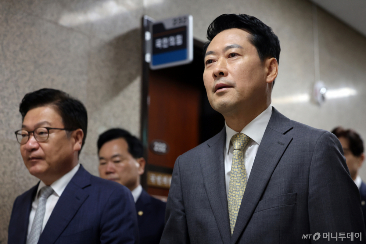 (서울=뉴스1) 황기선 기자 = 국민의힘 장동혁 대표와 정점식 원내대표가 24일 서울 여의도 국회에서 열린 최고위원회의에 참석하고 있다. 2026.8.24/뉴스1 Copyright © 뉴스1. All rights reserved. 무단 전재 및 재배포, AI학습 이용 금지. /사진=(서울=뉴스1) 황기선 기자