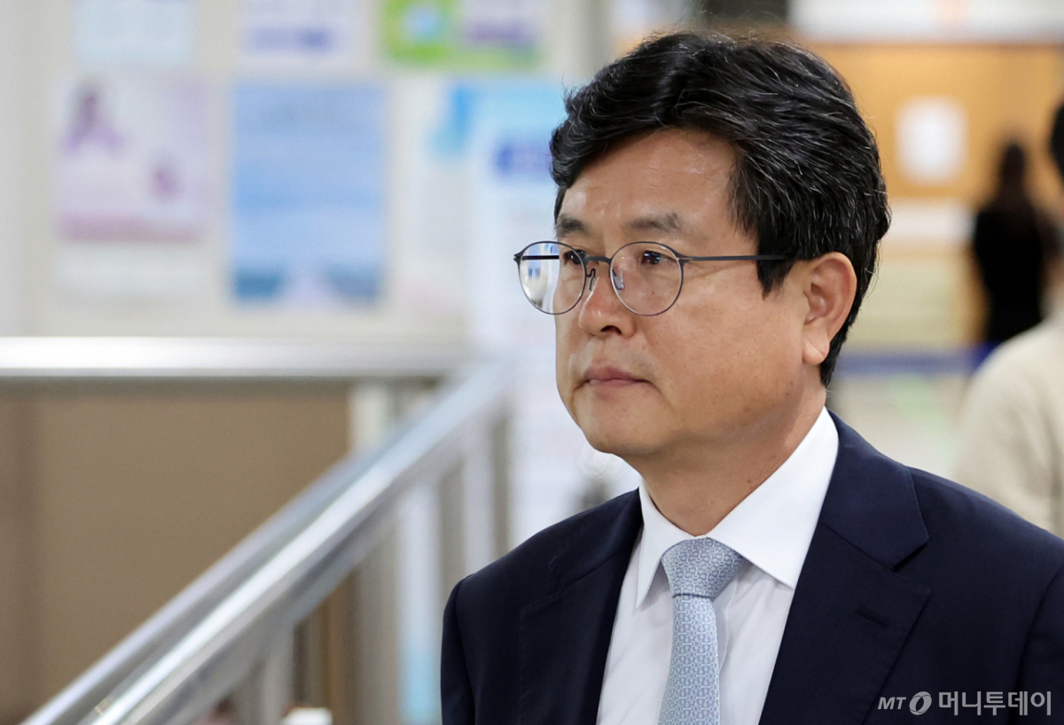 12·3 비상계엄 당시 사후 계엄선포문을 작성한 혐의를 받는 강의구 전 대통령실 부속실장이 지난 5월28일 오후 서울 서초구 서울중앙지방법원에서 열린 허위 공문서 작성, 공용물 손상, 대통령기록물에 관한 법률 위반 등 사건 1심 선고 공판에 출석하고 있다./사진=뉴스1