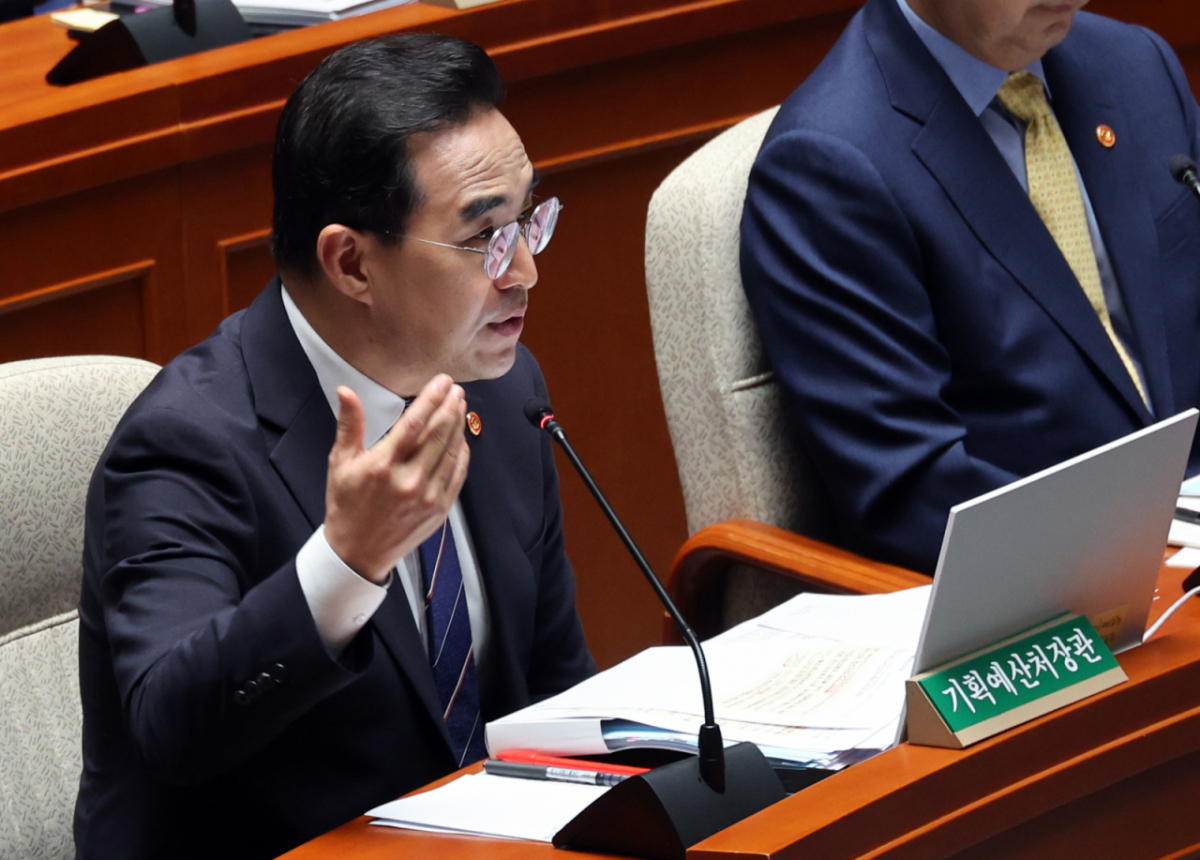 박홍근 기획예산처 장관이 24일 여의도 국회에서 열린 예산결산특별위원회 제1차 전체회에서 김남준 더불어민주당 의원의 질문에 답하고 있다./사진제공=뉴시스