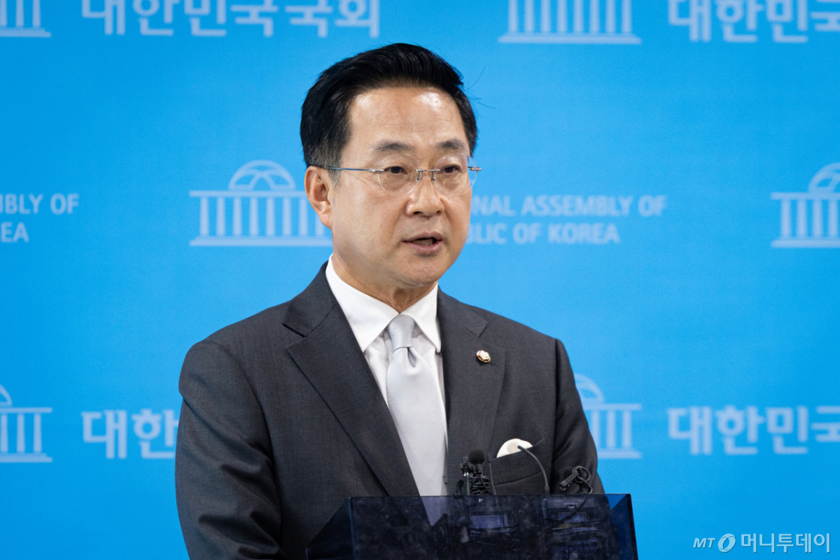 (서울=뉴스1) 유승관 기자 = 박성준 더불어민주당 수석대변인이 23일 서울 여의도 국회 소통관에서 제10차 고위당정협의회 결과 브리핑 후 취재진 질문에 답하고 있다. 2026.8.23/뉴스1 Copyright © 뉴스1. All rights reserved. 무단 전재 및 재배포, AI학습 이용 금지. /사진=(서울=뉴스1) 유승관 기자