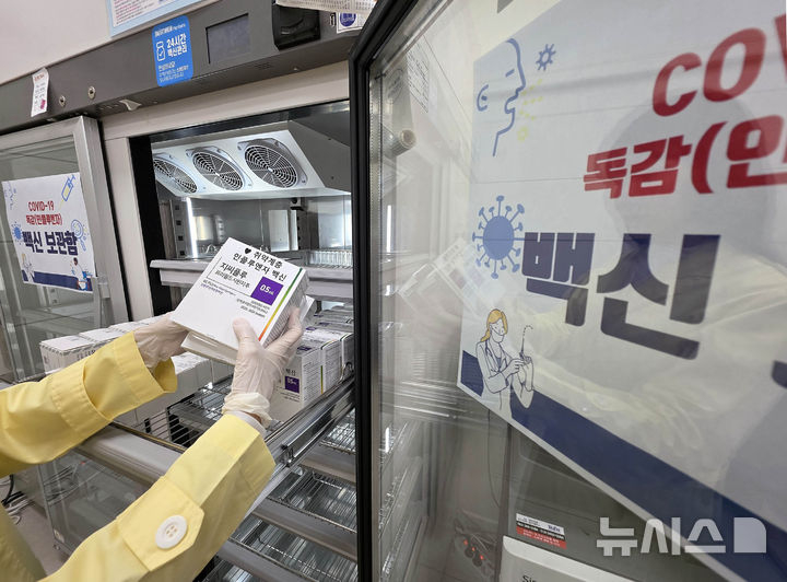 지난해 10월29일 광주 북구보건소 접종실에서 직원이 코로나19백신과 독감(인플루엔자) 백신 수량을 확인하고 있는 모습. /사진=뉴시스