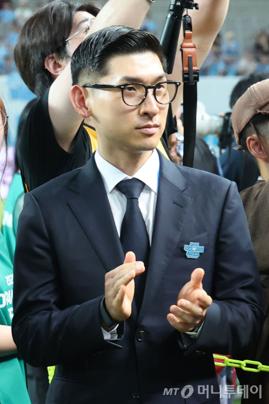 김성한 쿠팡플레이 대표가 지난 5일 서울 마포구 서울월드컵경기장에서 열린 2026 쿠팡플레이시리즈 팀 K리그와 맨체스터시티의 경기를 찾아 박수치고 있다./사진=뉴시스
