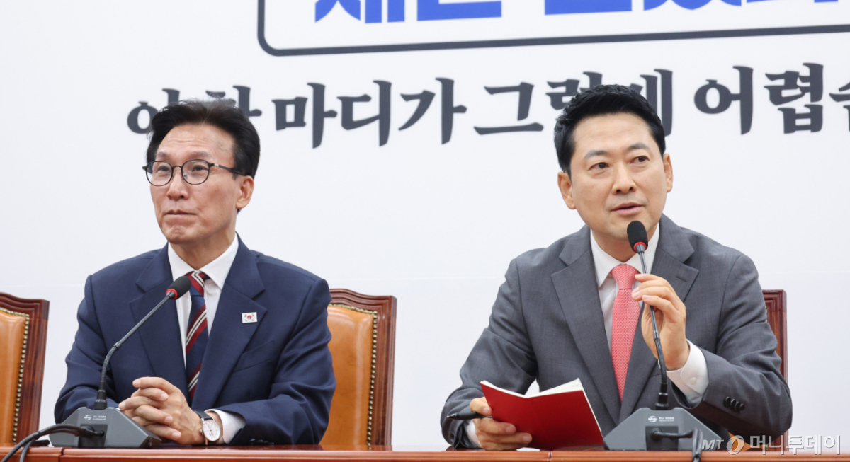 (서울=뉴스1) 신웅수 기자 = 김민석 더불어민주당 대표가 24일 서울 여의도 국회에서 장동혁 국민의힘 대표를 예방하며 대화하고 있다. 2026.8.24/뉴스1  Copyright © 뉴스1. All rights reserved. 무단 전재 및 재배포,  AI학습 이용 금지. /사진=(서울=뉴스1) 신웅수 기자