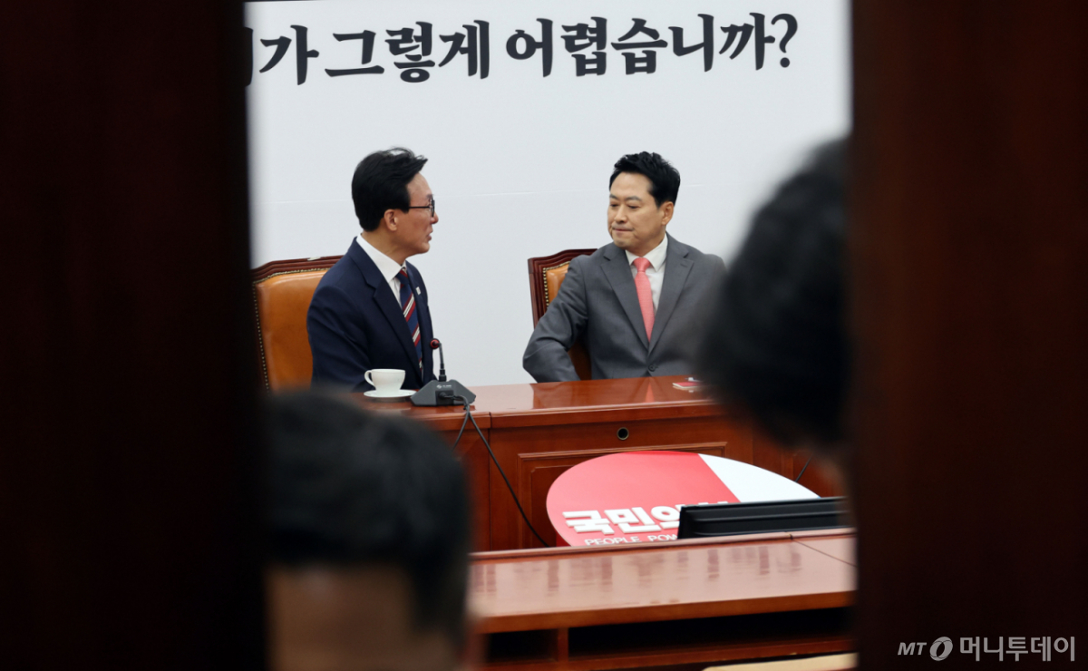 [서울=뉴시스] 최진석 기자 = 김민석 더불어민주당 대표와 장동혁 국민의힘 대표가 24일 여의도 국회에서 비공개로 전환된 접견에서 대화를 나누고 있다. 2026.08.24. myjs@newsis.com /사진=최진석