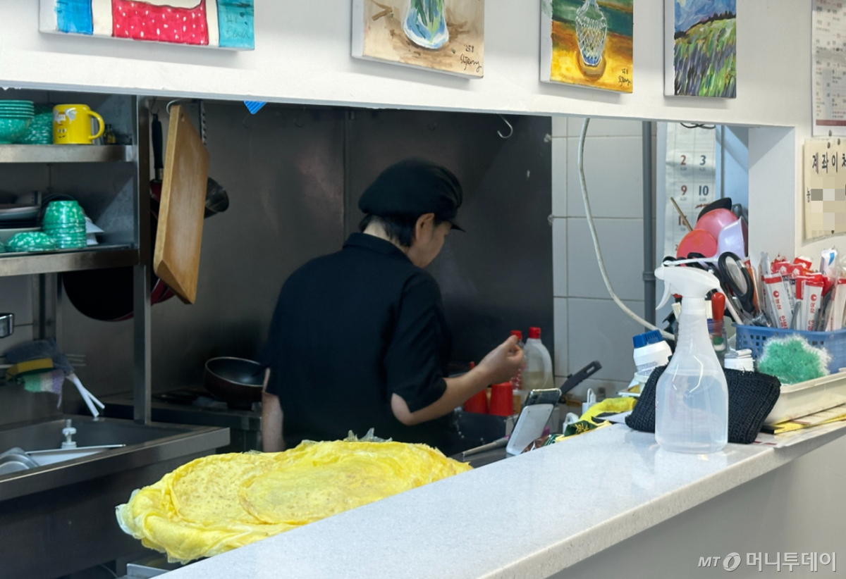24일 오전 서울 동대문구 한 분식집에서 50대 사장 최모씨가 김밥 재료를 준비하고 있다./사진=여승헌 기자.