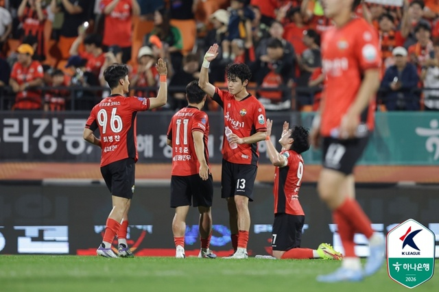 강원FC 선수단. /사진=한국프로축구연맹 제공