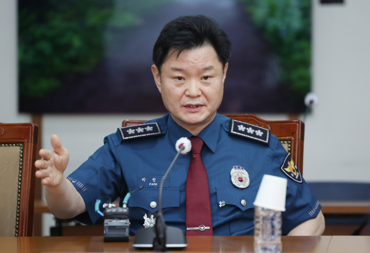 박정보 서울경찰청장이 지난 6월16일 서울 종로구 서울경찰청에서 6·3 지방선거 '투표용지 부족 사태' 항의 시위 관련 발언에 대해 사과를 요구하며 항의 방문한 국민의힘 의원들과 대화를 하고 있는 모습./사진=뉴시스.