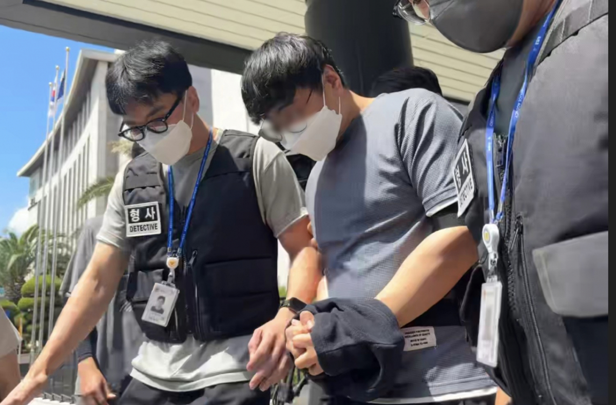 지난 5월 실종된 장미란 씨(37)의 사건을 허위 종결한 혐의로 긴급체포된 A 경장이 24일 제주지방법원에서 체포적부심 심사를 받고 나오고 있다. /사진=뉴스1