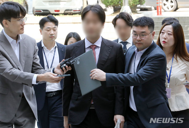 한의원·한방병원 프랜차이즈 기업 광덕안정 대표이사 주모씨가 2023년 5월15일 오전 서울 서초구 서울중앙지방법원에서 열린 구속 전 피의자심문(영장실질심사)에 출석하고 있다. /사진=뉴시스