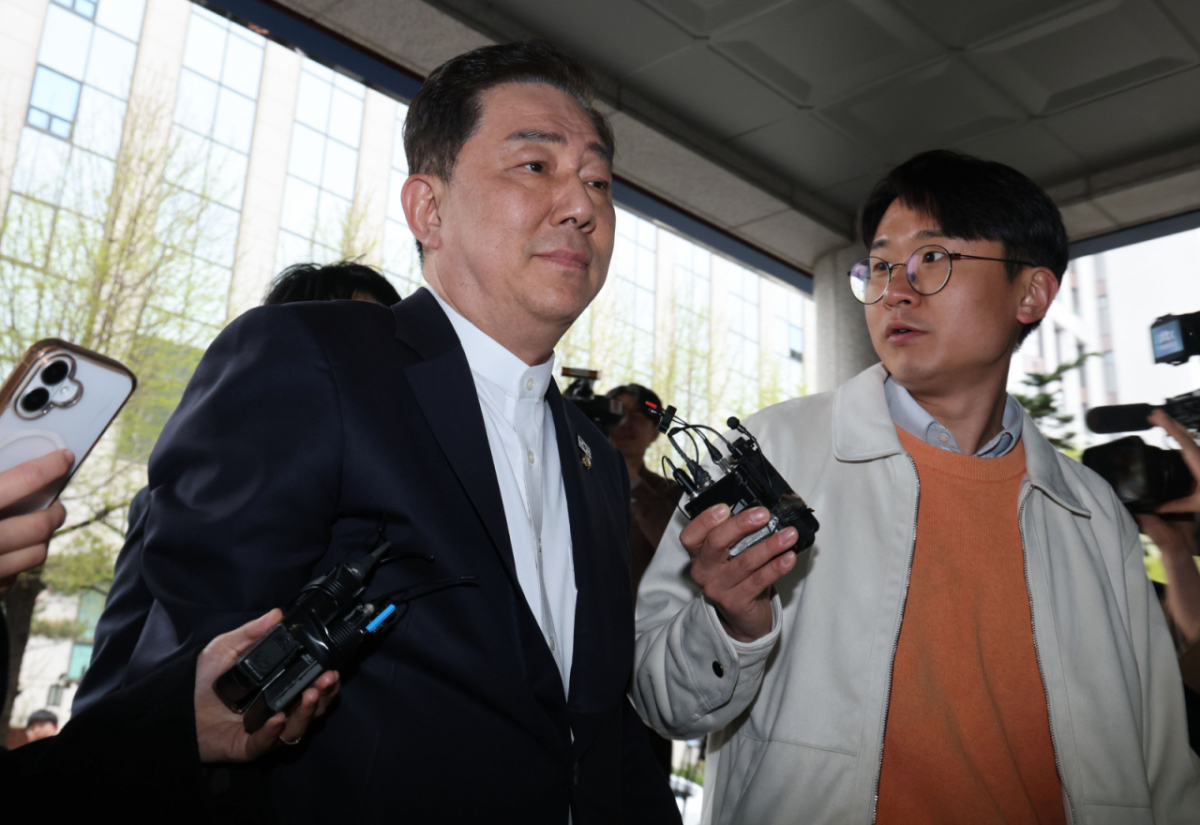 각종 비위 의혹으로 수사를 받고 있는 김병기 무소속 의원이 4월10일 오후 피의자 신분으로 조사를 받기 위해 서울 마포구 서울경찰청 공공범죄수사대에 출석하고 있다./사진=뉴스1.