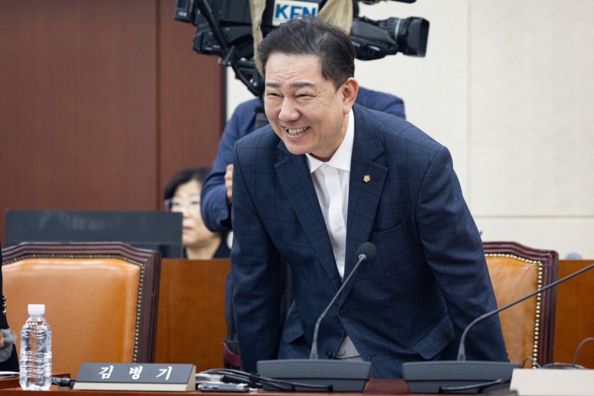 김병기 무소속 의원이 4월14일 서울 여의도 국회에서 열린 제434회 국회(임시회) 국방위원회 제1차 전체회의에 참석하고 있다./사진=뉴스1.