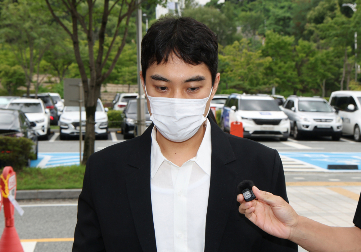 미성년자 성매매 혐의 등을 받는 최영중 전 청주시의원이 지난달 30일 구속 전 피의자 심문(영장실질심사)을 받기 위해 충북 청주시 서원구 청주지방법원에 출석하고 있다/사진=뉴스1